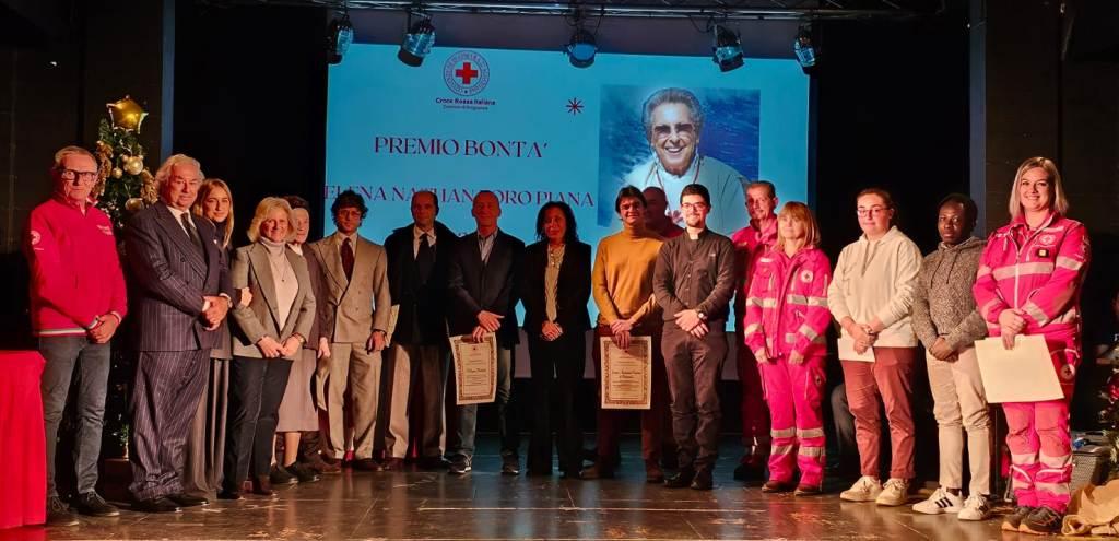 Nell'immagine foto dopo la consegna dei prestigiosi premi, a  ricevere il prestigioso premio sono stati suor Eugenia, Andrea Ndosala, Vilmer Merletti e l'Oratorio di Borgosesia